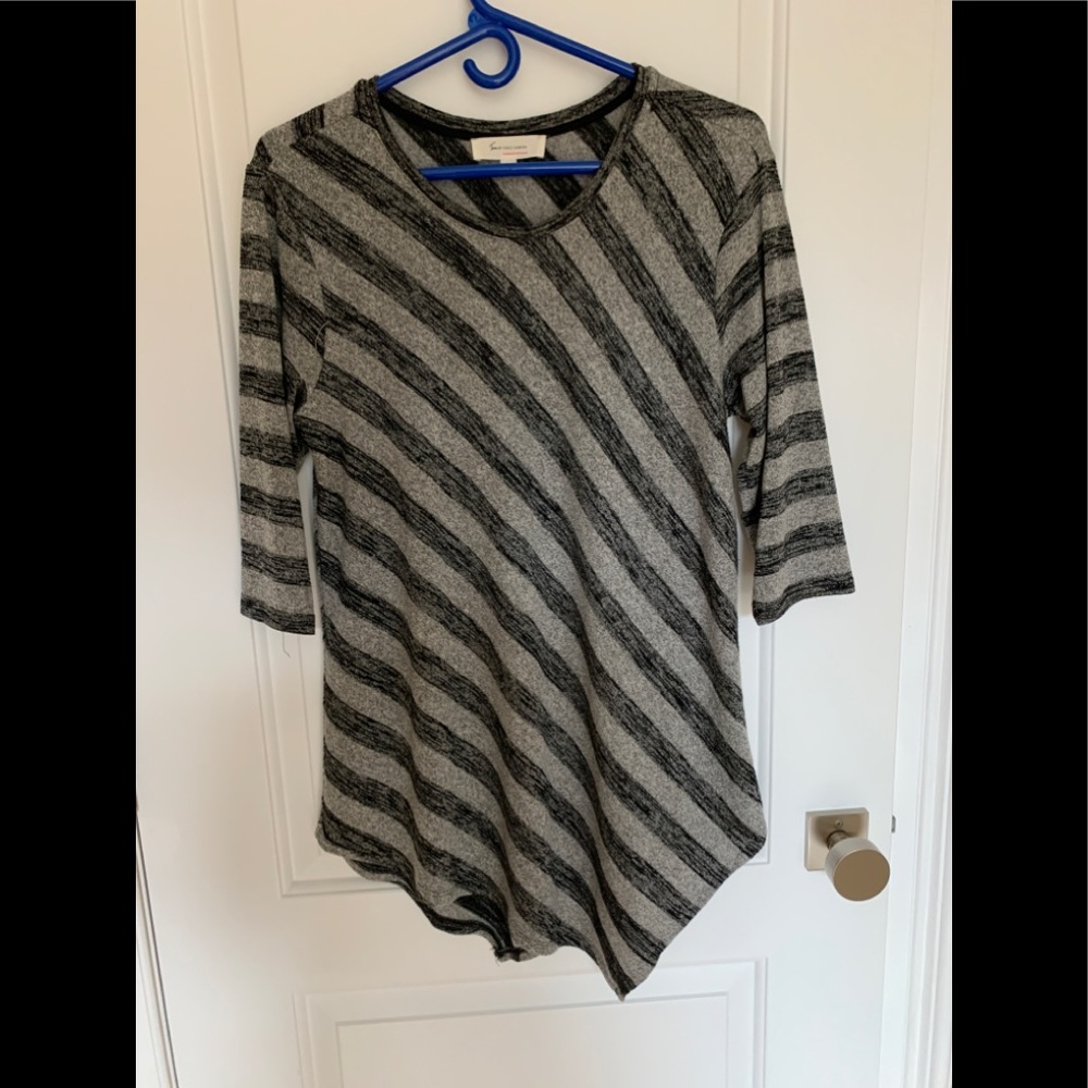 Two by Vince Camuto tee. Size M